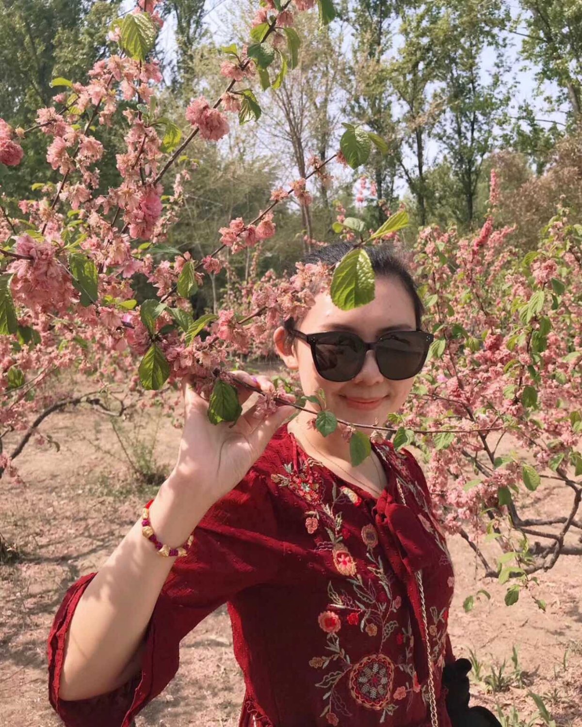 躲在花儿后面拍照会显脸小，哈哈哈～ 💗裙子：这条雪纺半袖连
