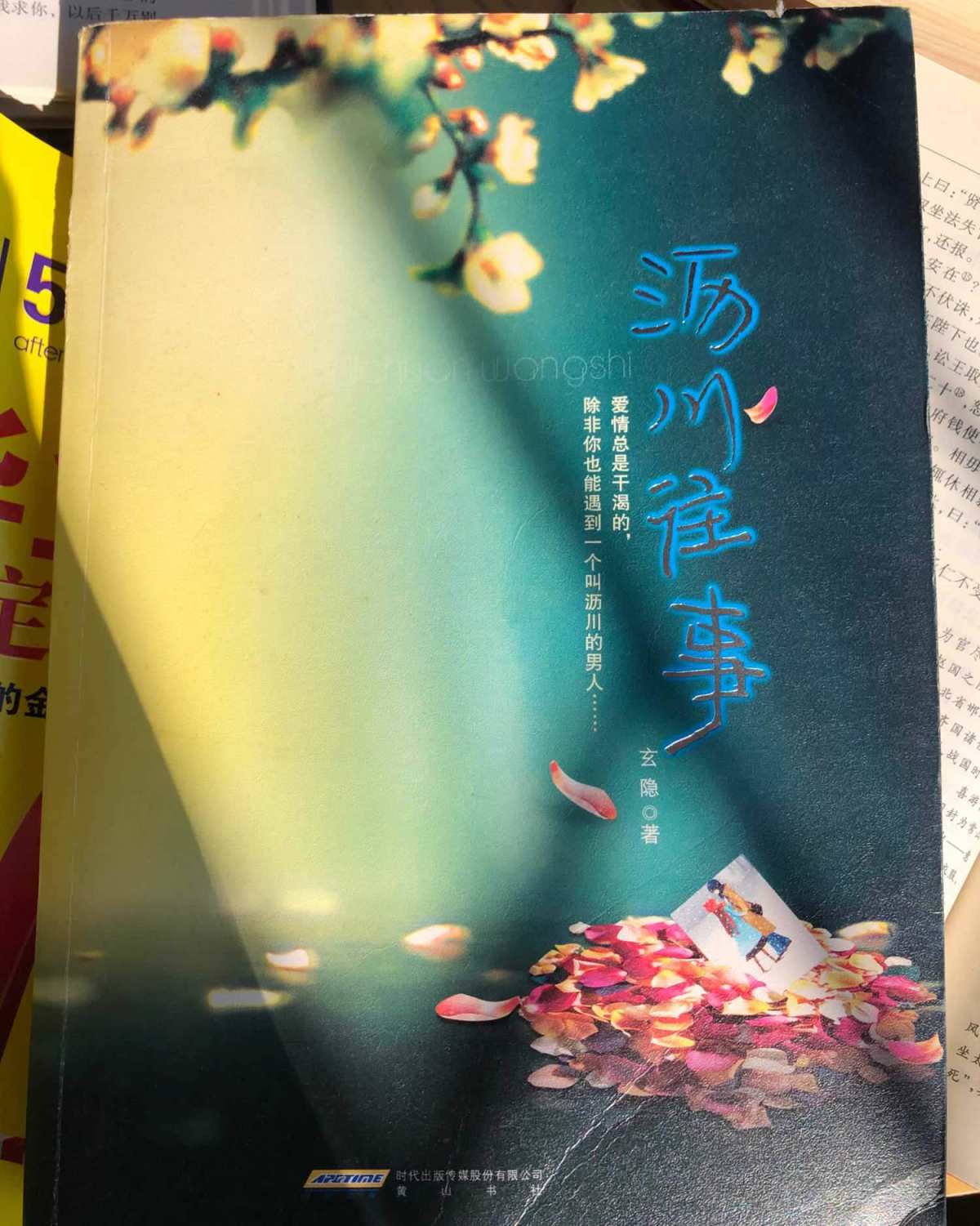 #晒旧物#大半夜失眠了，听着纯音乐🎵在昏暗的灯光中看着照片