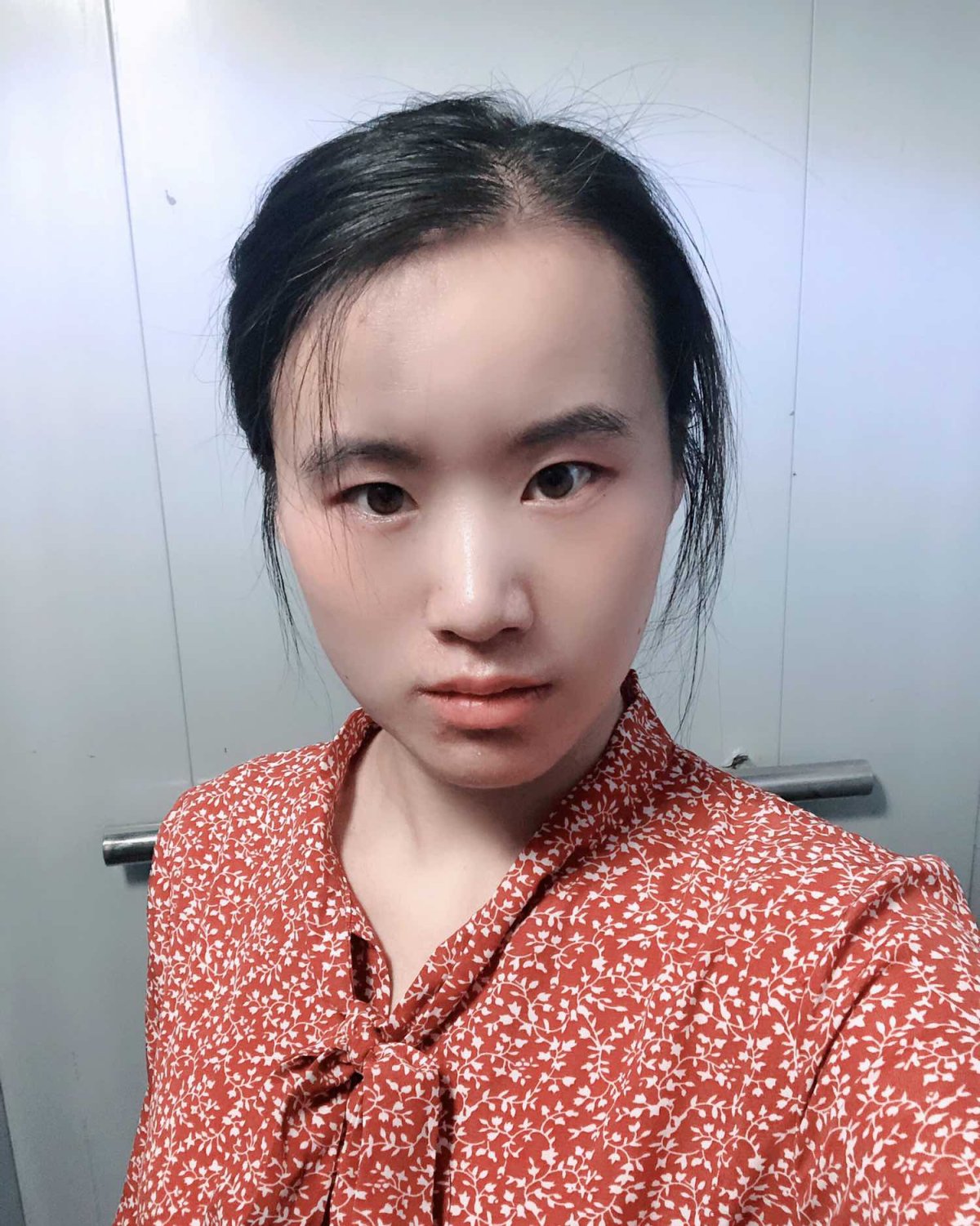 一周穿搭挑战day6  今天穿的是雪纺碎花中长红色连衣裙。 