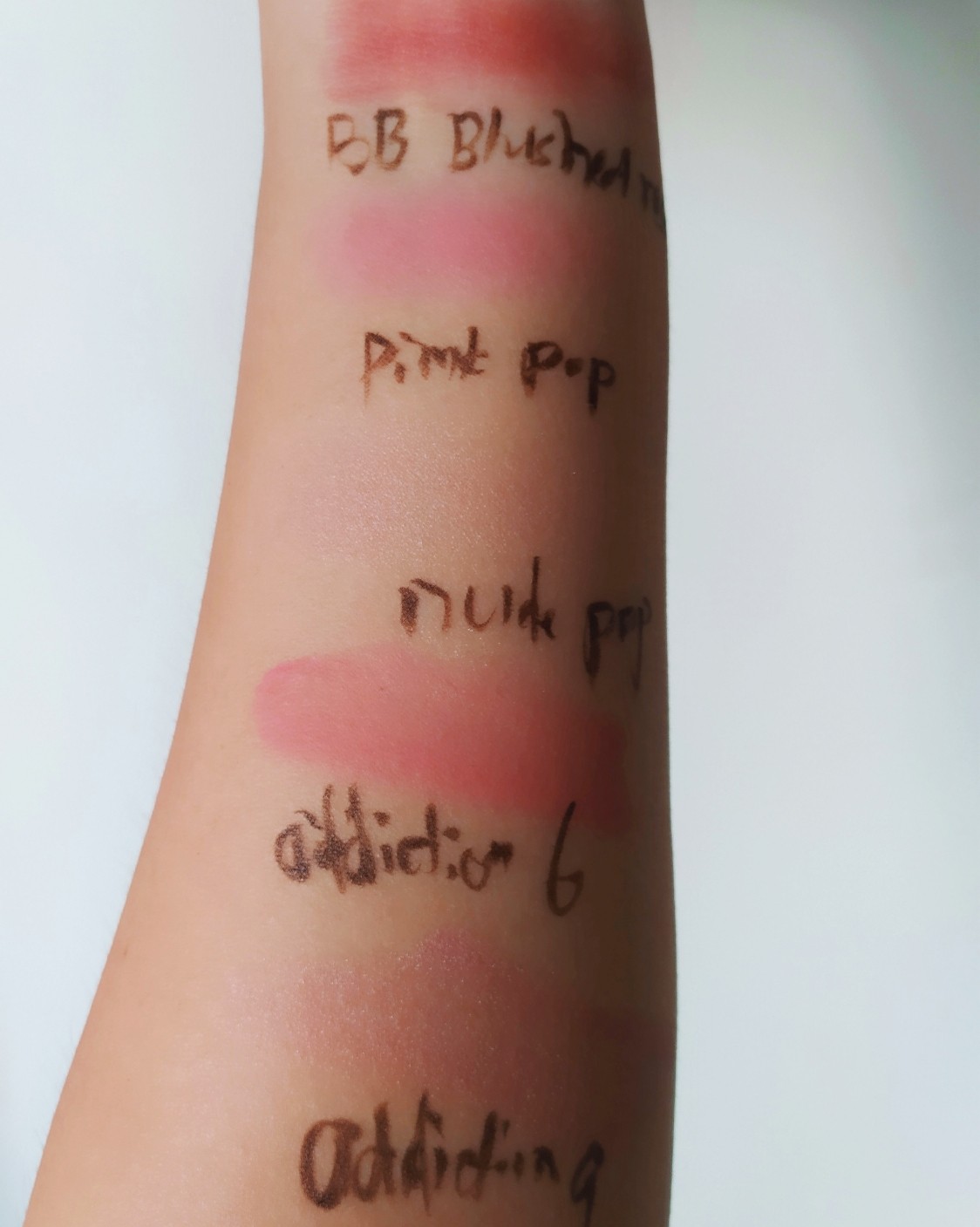 我的腮红合集  在日常妆容中，腮红是必不可少的单品，不同的腮