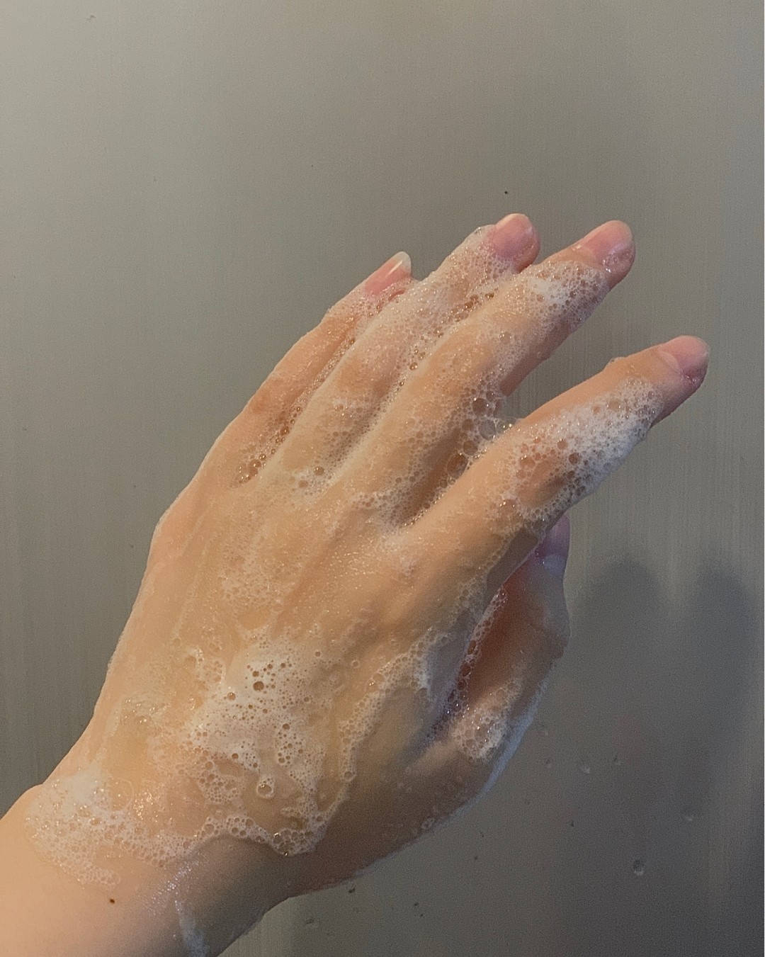 科颜氏的高保湿洁面啫喱，干皮、油皮都适用~  💎使用感：温