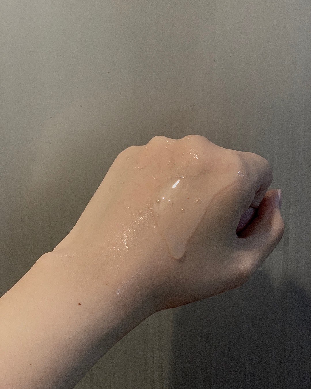 科颜氏的高保湿洁面啫喱，干皮、油皮都适用~  💎使用感：温