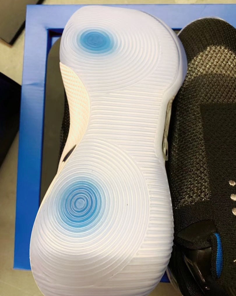 会发光的会自动系带的高科技球鞋！！  购买网站:nike官网