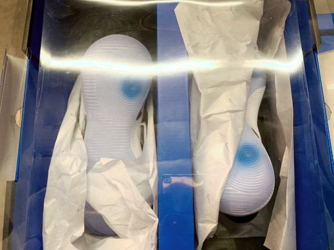 会发光的会自动系带的高科技球鞋！！  购买网站:nike官网
