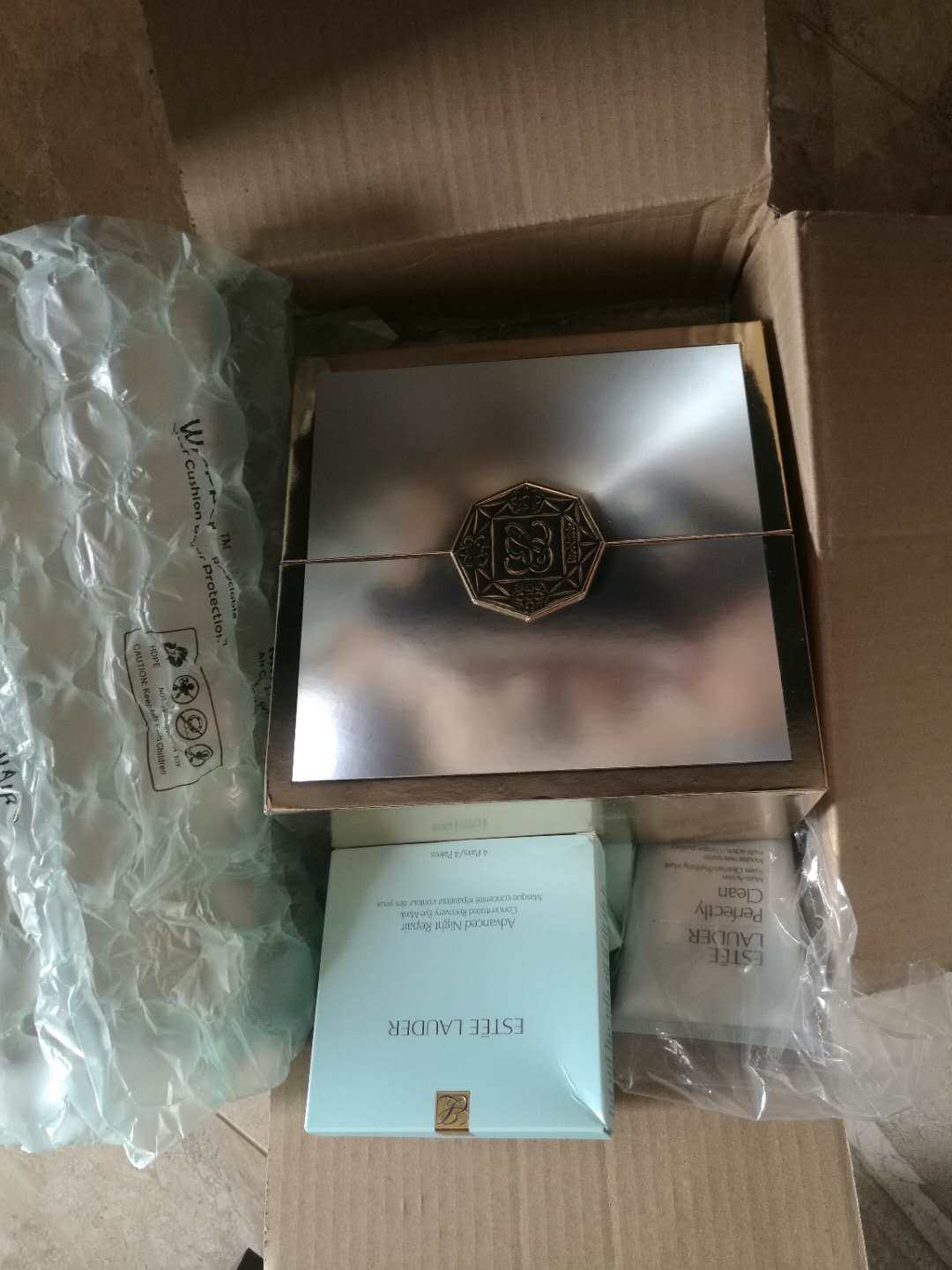 雅诗兰黛白金礼盒走【中环转运无忧线】，运费便宜速度也快！ 雅