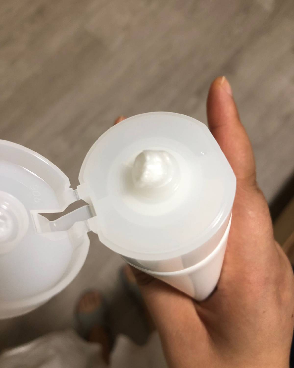 芙丽芳丝洗面奶  这款日本氨基酸洗面奶风很大的，我用的国际版