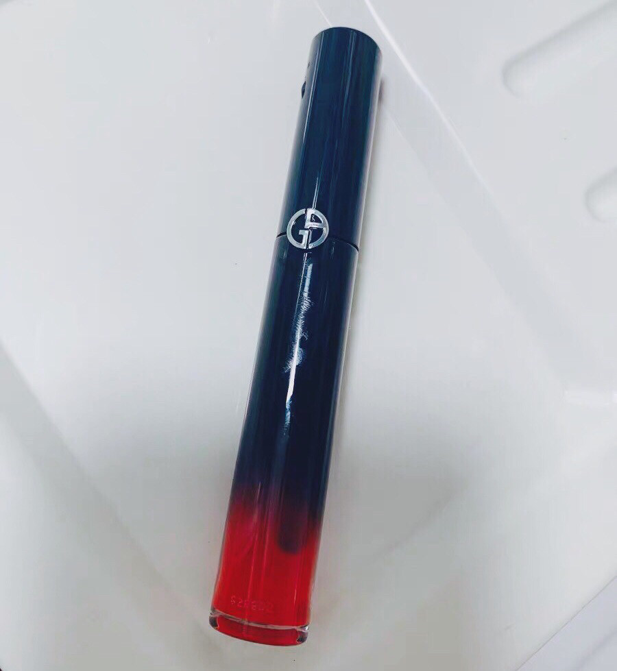 九月晒单挑战NO.2 阿玛尼唇釉  💄阿玛尼唇釉分为黑管和