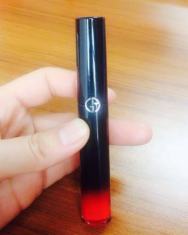 九月晒单挑战NO.2 阿玛尼唇釉  💄阿玛尼唇釉分为黑管和