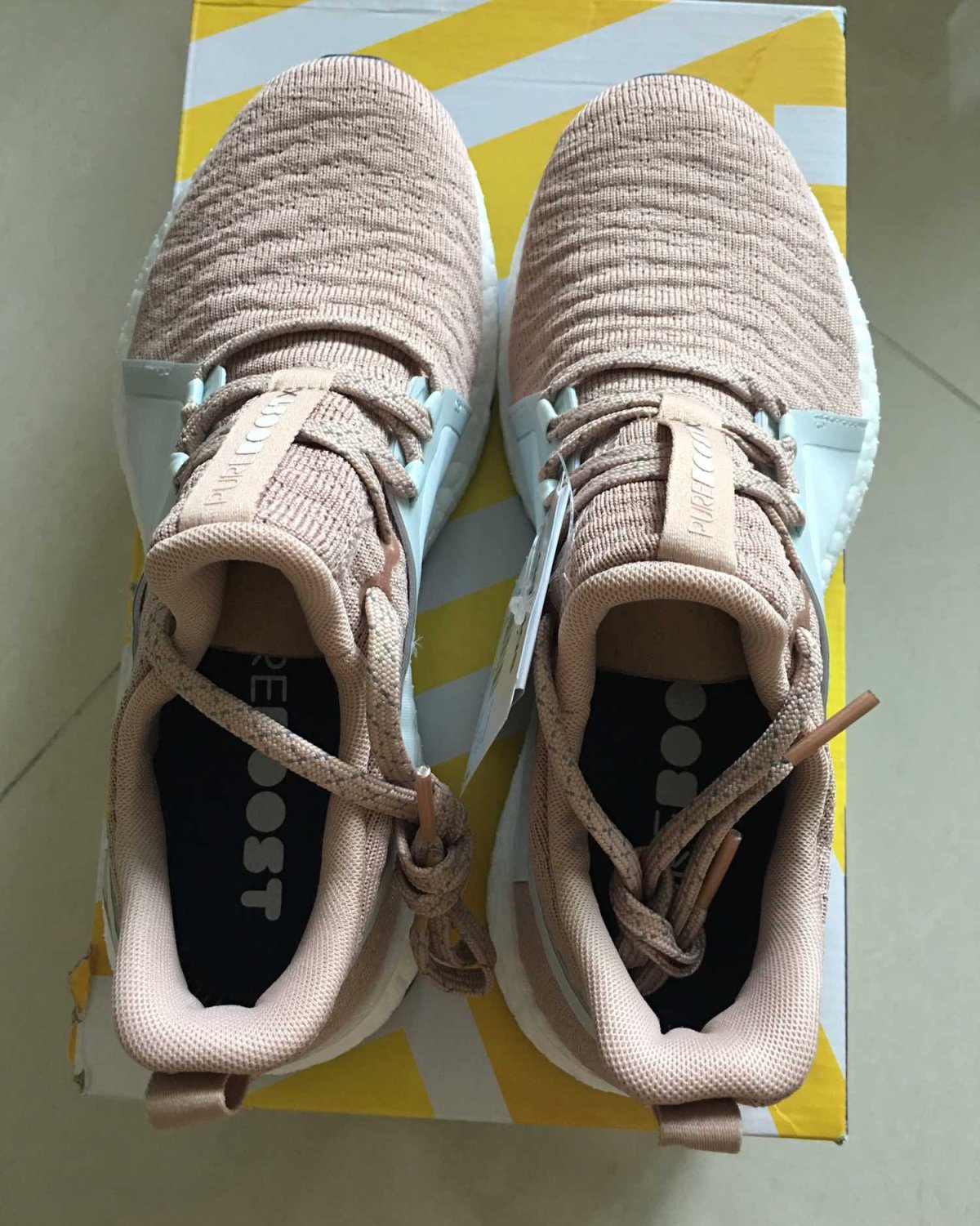 出Adidas boost裸粉色一双，36.7码，购于aso