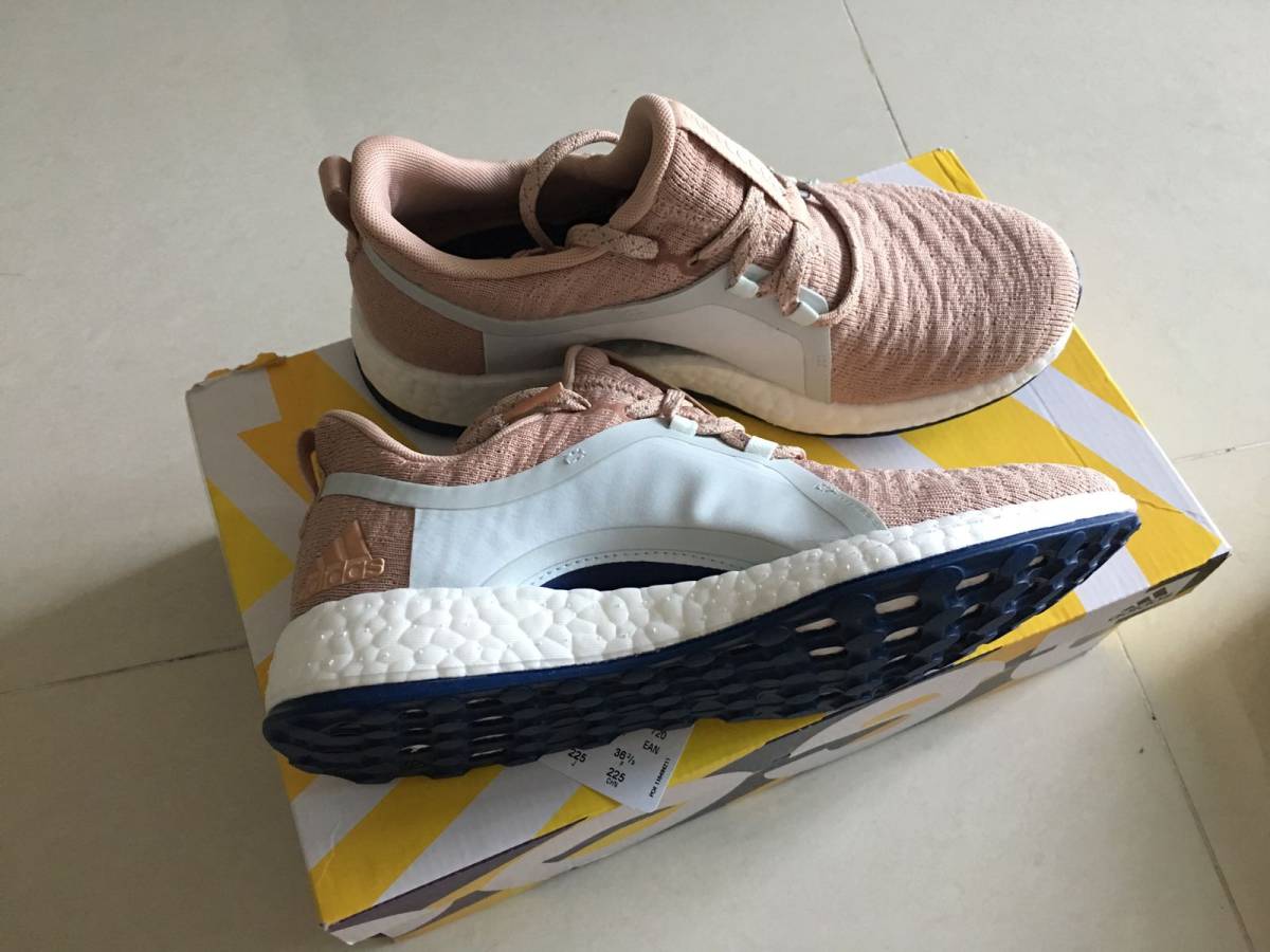 出Adidas boost裸粉色一双，36.7码，购于aso