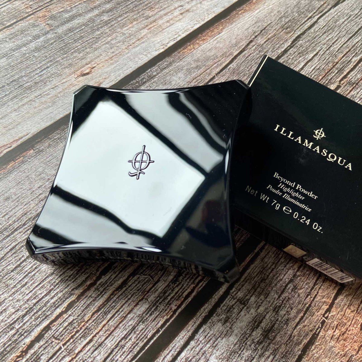 九月晒单挑战：illamasqua高光粉饼。这颜值我爱啦。 