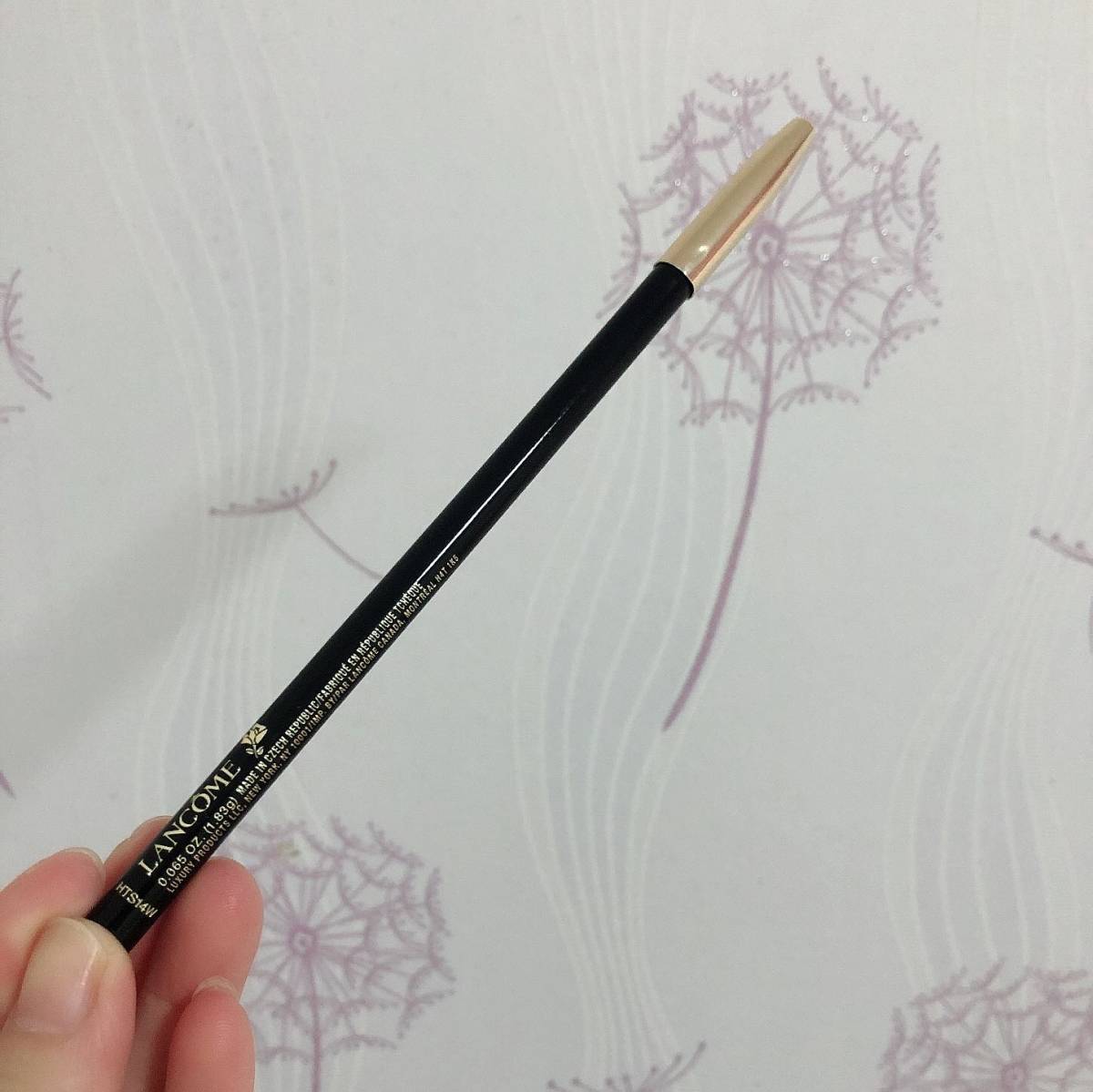兰蔻——眼线笔  👀这款眼线笔来自兰蔻的圣诞礼包，拆出来的