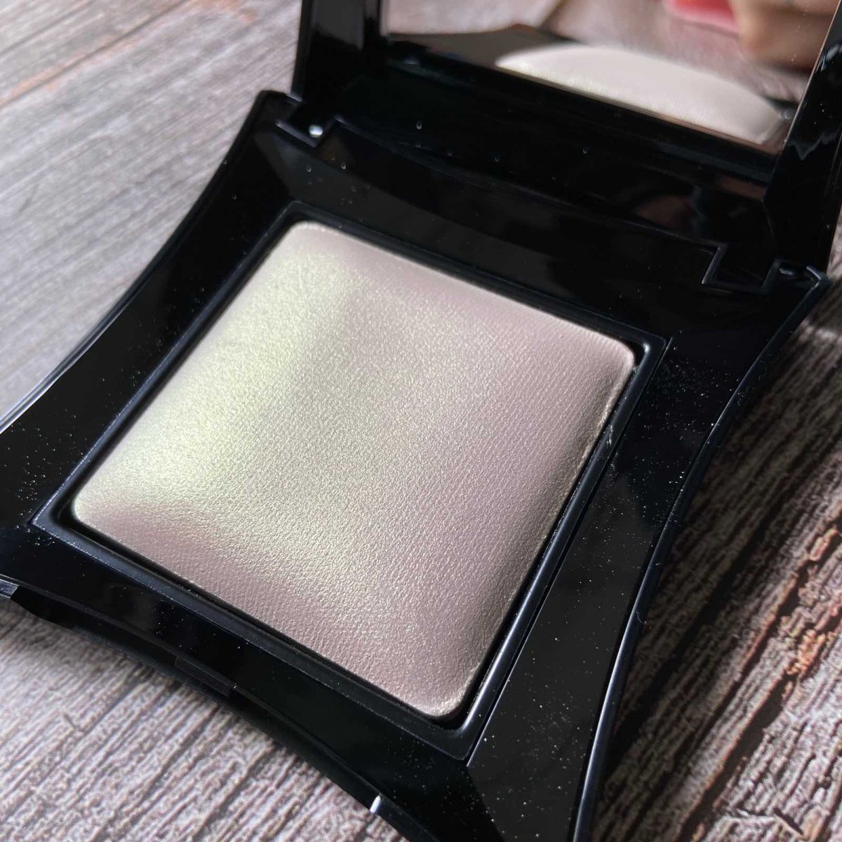 九月晒单挑战：illamasqua高光粉饼。这颜值我爱啦。 