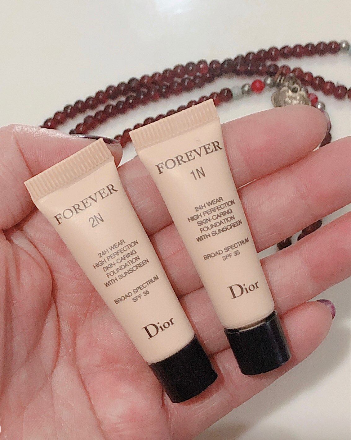 Dior——粉底液  个人肤质：混皮；夏天T区容易泛油  个