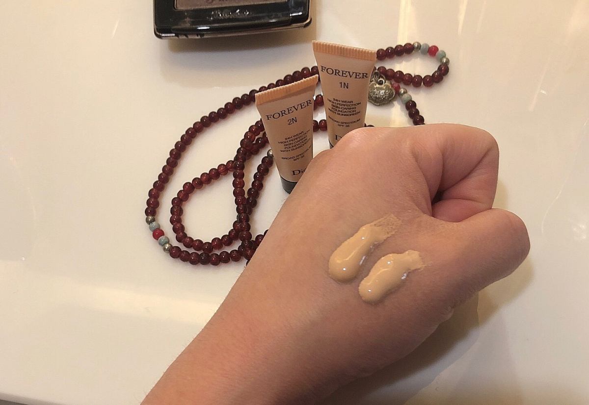 Dior——粉底液  个人肤质：混皮；夏天T区容易泛油  个