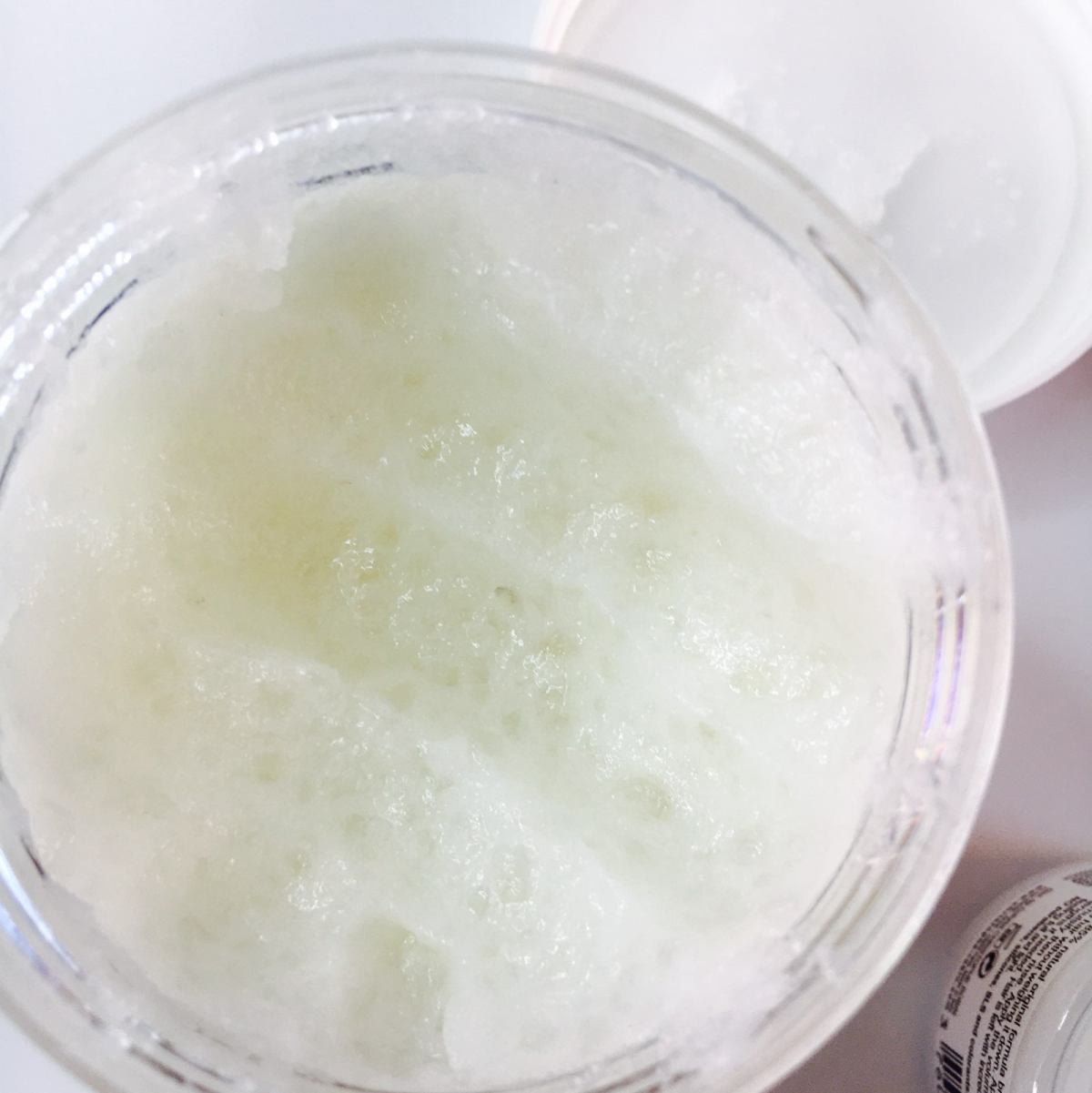 这个海盐头皮洁净霜是我自己特别喜欢的一款泛发用产品 可以说是