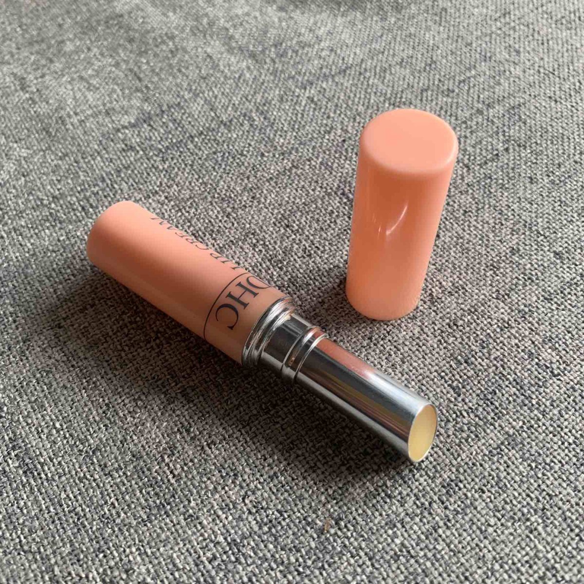 dhc唇膏  ✨这个唇膏是之前部门同事去日本旅游的时候给的伴