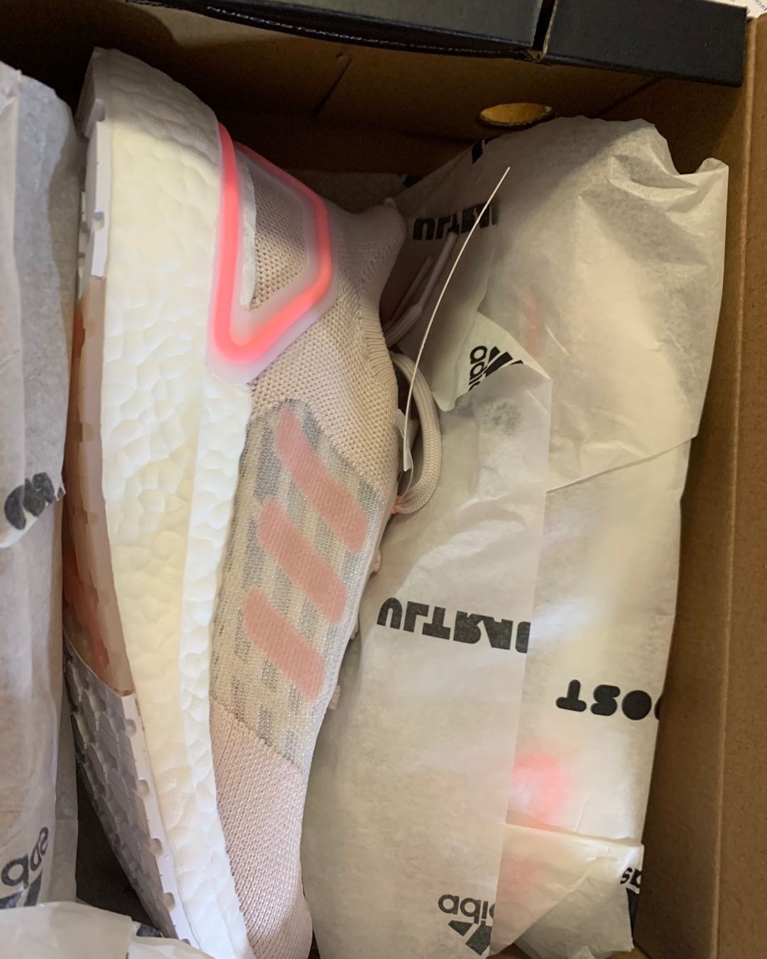 超美的Adidas阿迪达斯女运动鞋  这款鞋偏大半码，颜色超