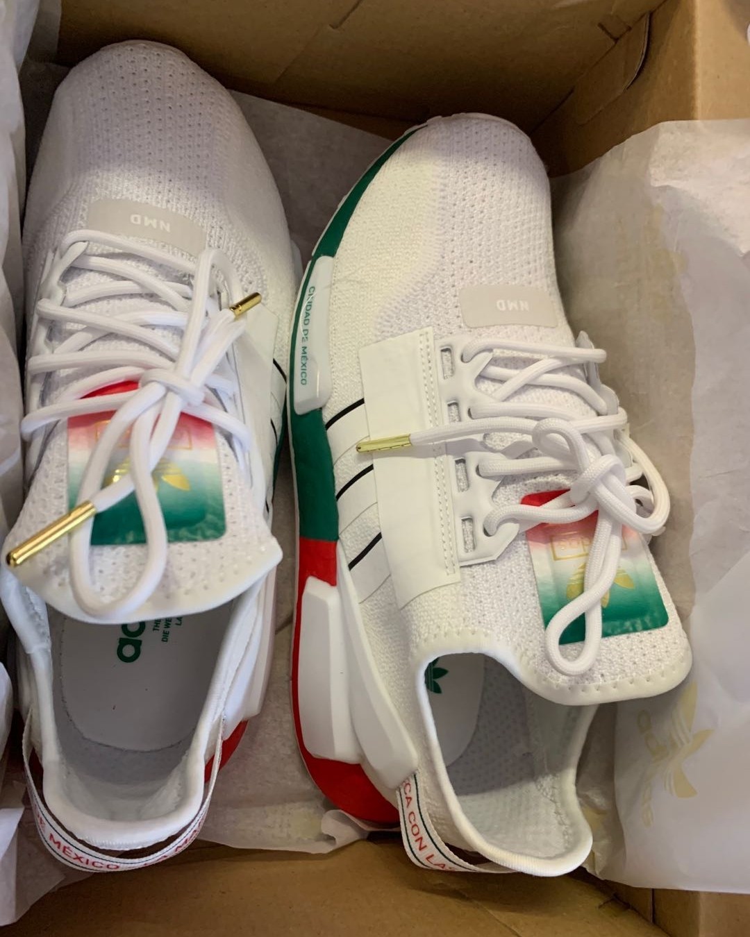 超美的Adidas阿迪达斯女运动鞋  这款鞋偏大半码，颜色超