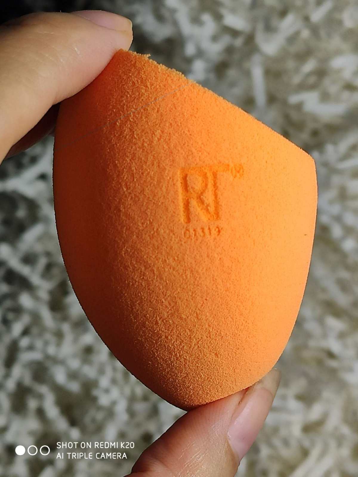 RT的美妆蛋，非常松软，上妆前稍稍弄湿挤去多余水份，用来上粉