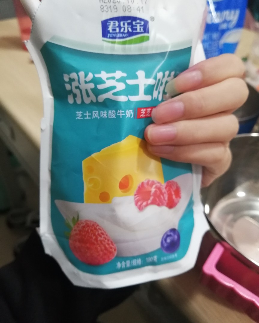 又是喝酸奶的一天 自从上次肠胃不舒服，喝酸奶就成了我每天必须