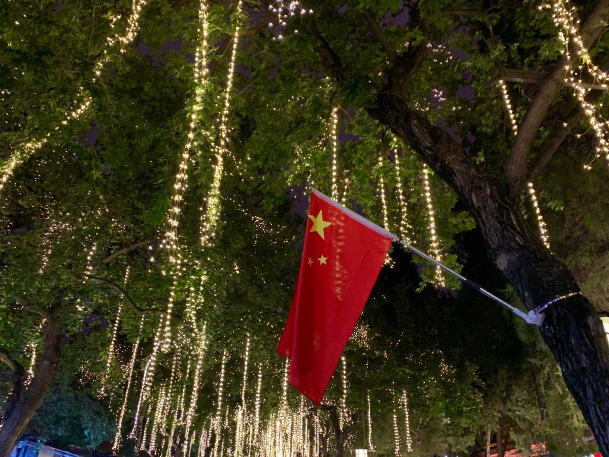 夜西安  ✨去年中秋是在宏村过的,在月沼看到了超级圆满的月亮