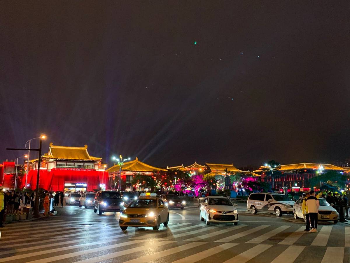 夜西安  ✨去年中秋是在宏村过的,在月沼看到了超级圆满的月亮