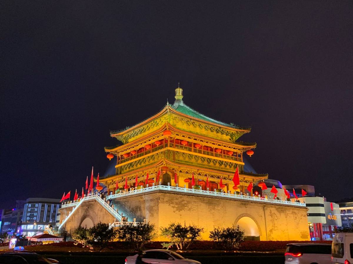 夜西安  ✨去年中秋是在宏村过的,在月沼看到了超级圆满的月亮