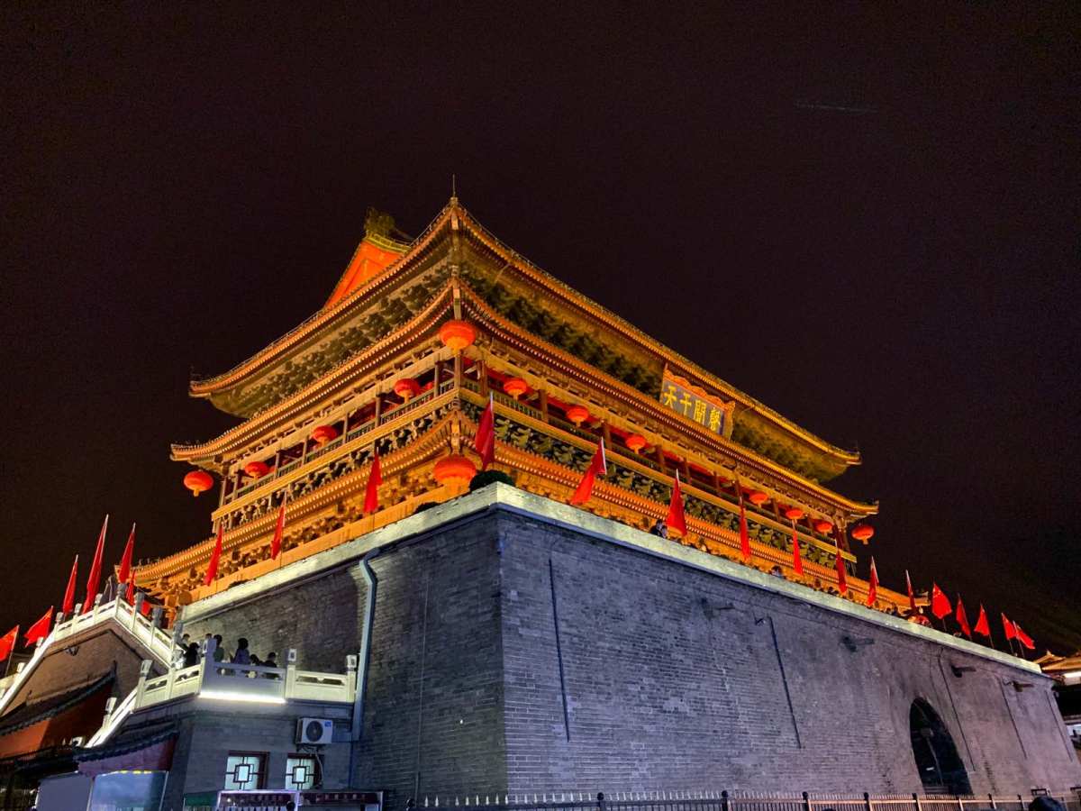 夜西安  ✨去年中秋是在宏村过的,在月沼看到了超级圆满的月亮