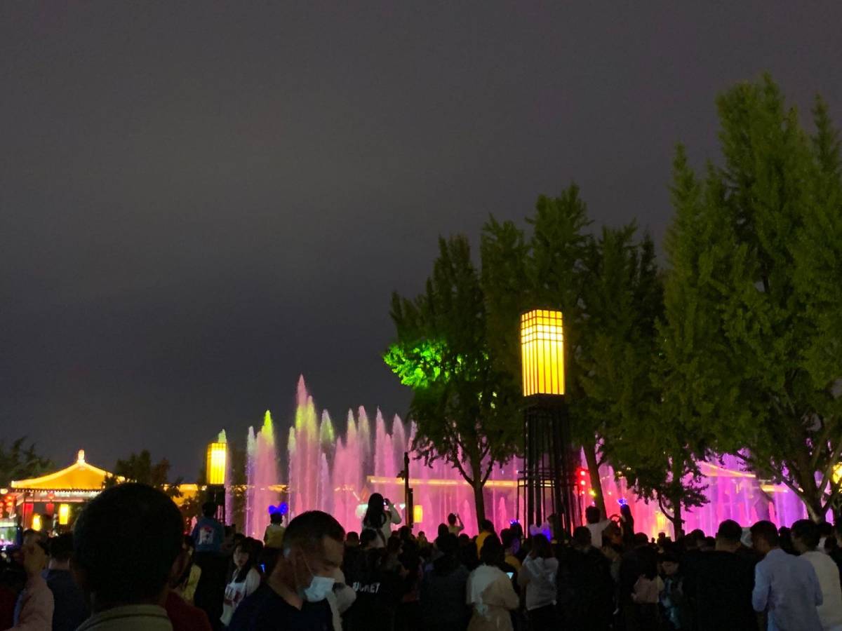 夜西安  ✨去年中秋是在宏村过的,在月沼看到了超级圆满的月亮