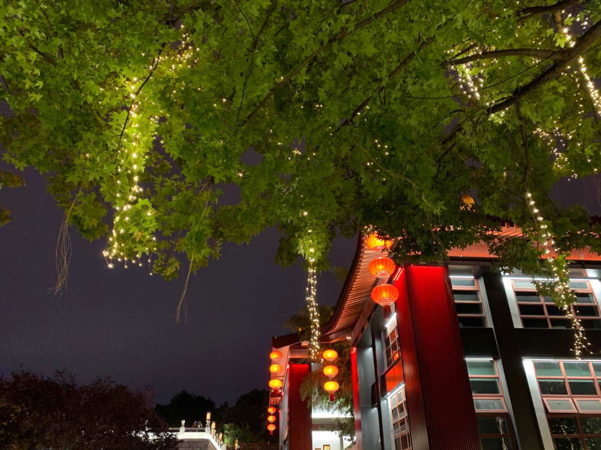 夜西安  ✨去年中秋是在宏村过的,在月沼看到了超级圆满的月亮