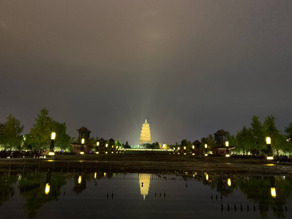 夜西安  ✨去年中秋是在宏村过的,在月沼看到了超级圆满的月亮