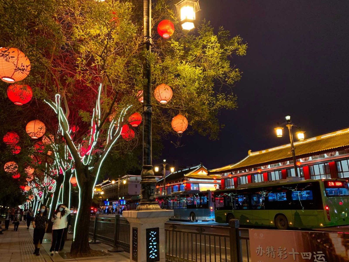 夜西安  ✨去年中秋是在宏村过的,在月沼看到了超级圆满的月亮