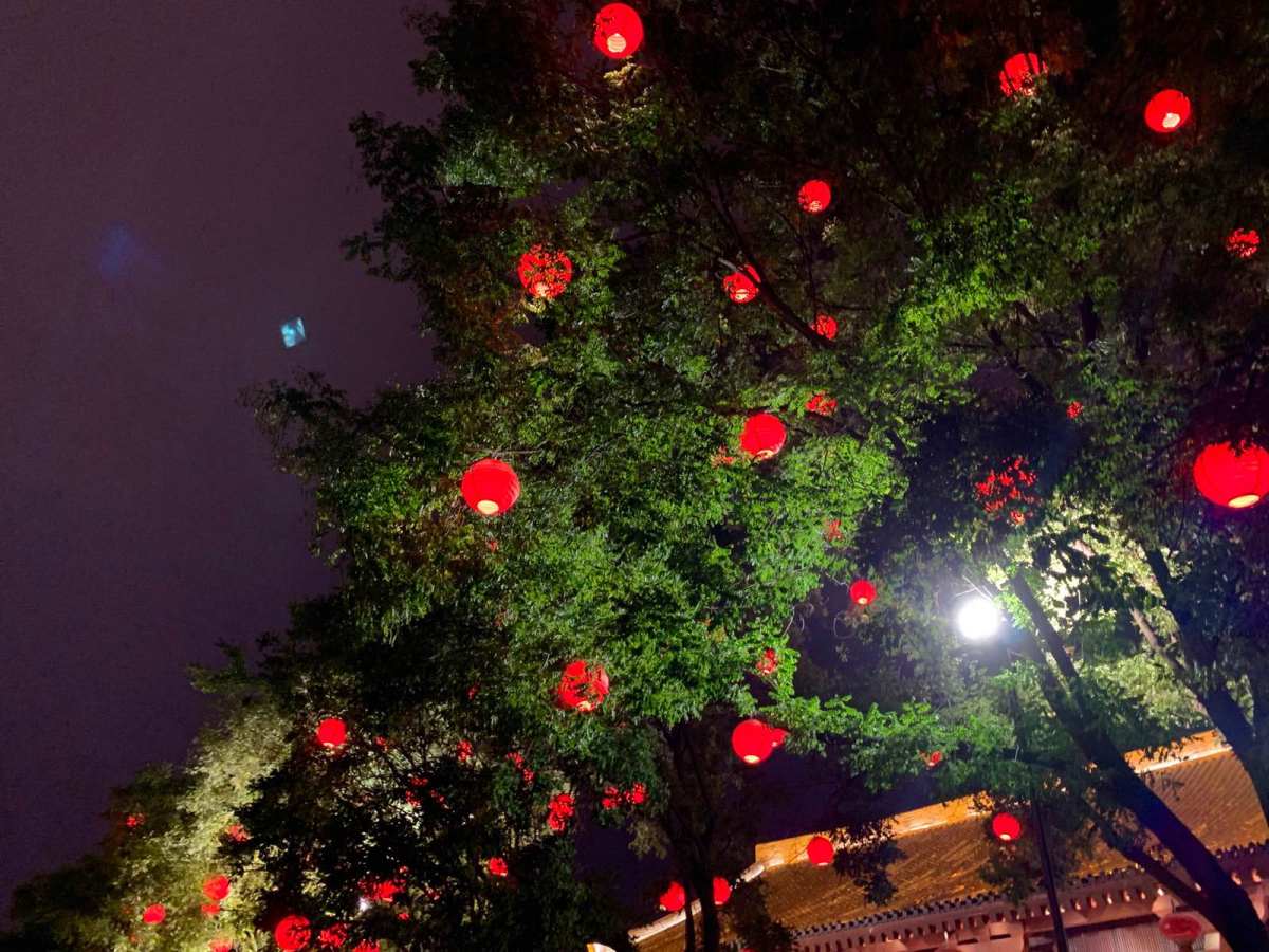 夜西安  ✨去年中秋是在宏村过的,在月沼看到了超级圆满的月亮