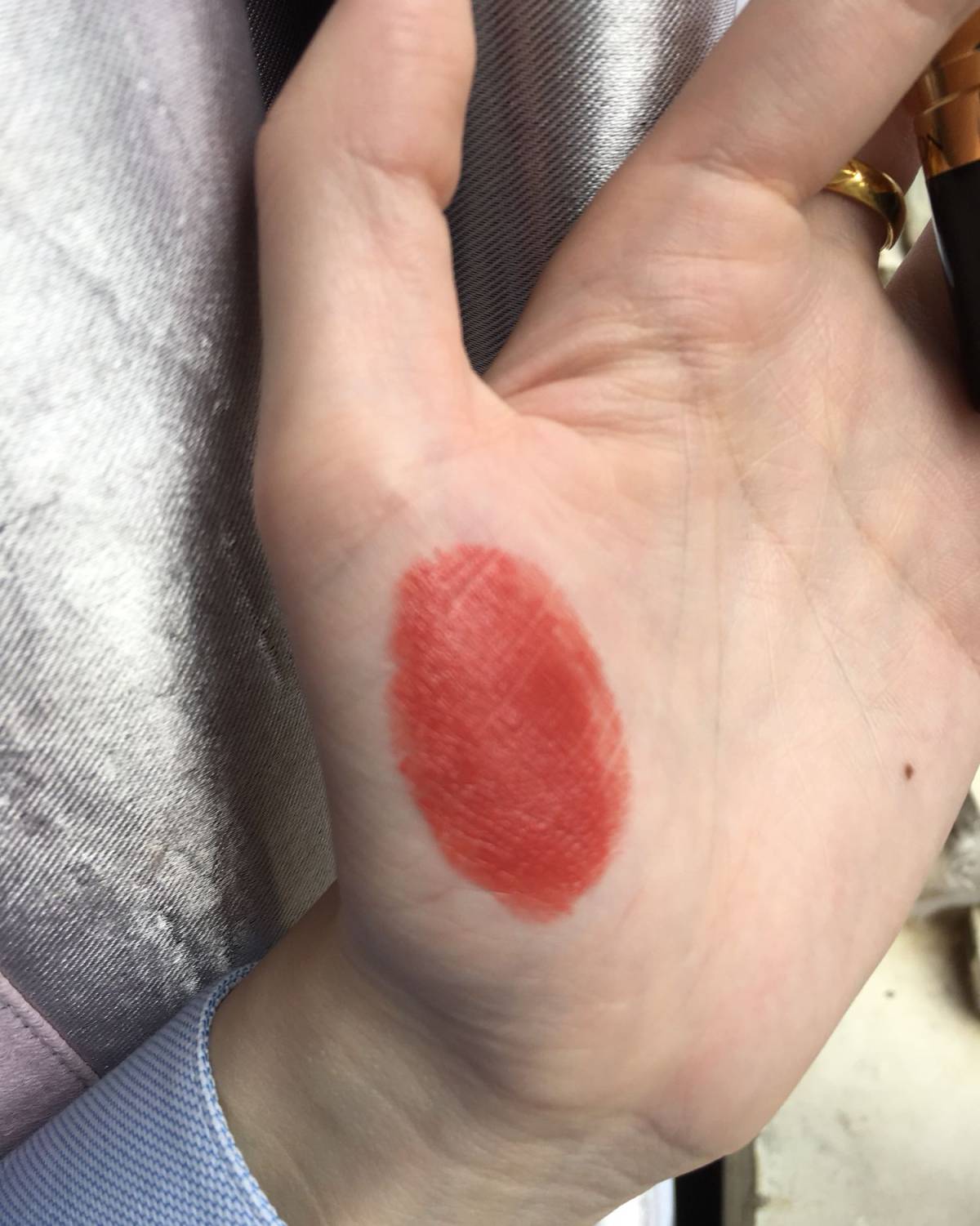 平价宝藏口红～露华浓225 有没有人跟我一样，大牌口红一堆，