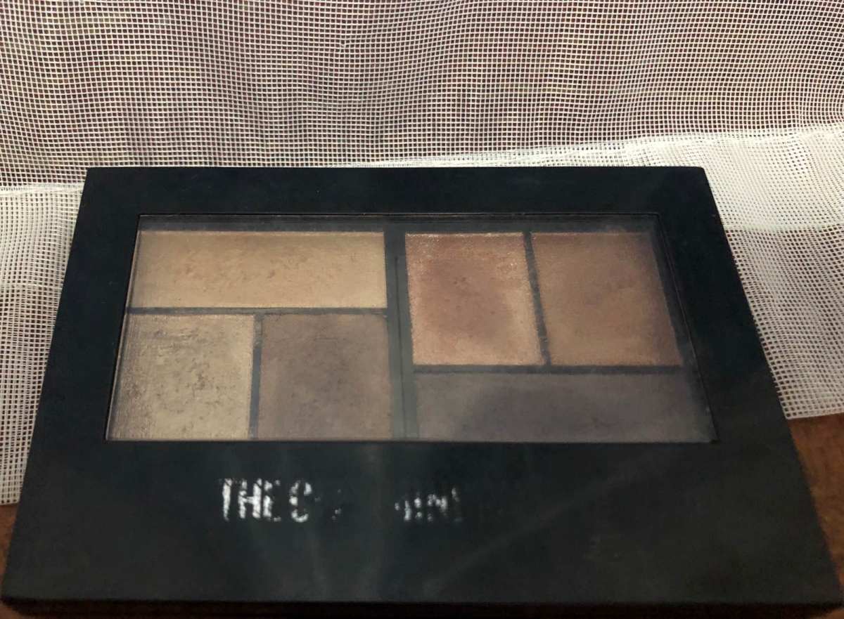 美宝莲大地色眼影🌸  🌟之前不知道在哪里看到说，每个女孩
