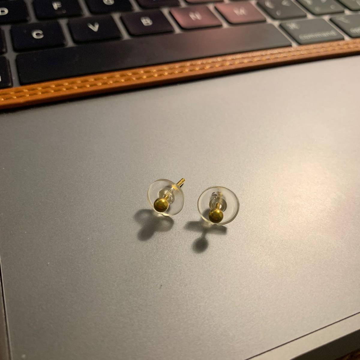 周生生小圆球耳钉  ✨这个耳钉是我很喜欢的一款，简约就是它的