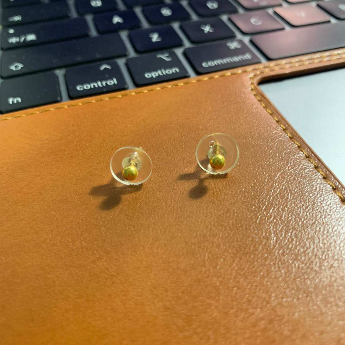 周生生小圆球耳钉  ✨这个耳钉是我很喜欢的一款，简约就是它的