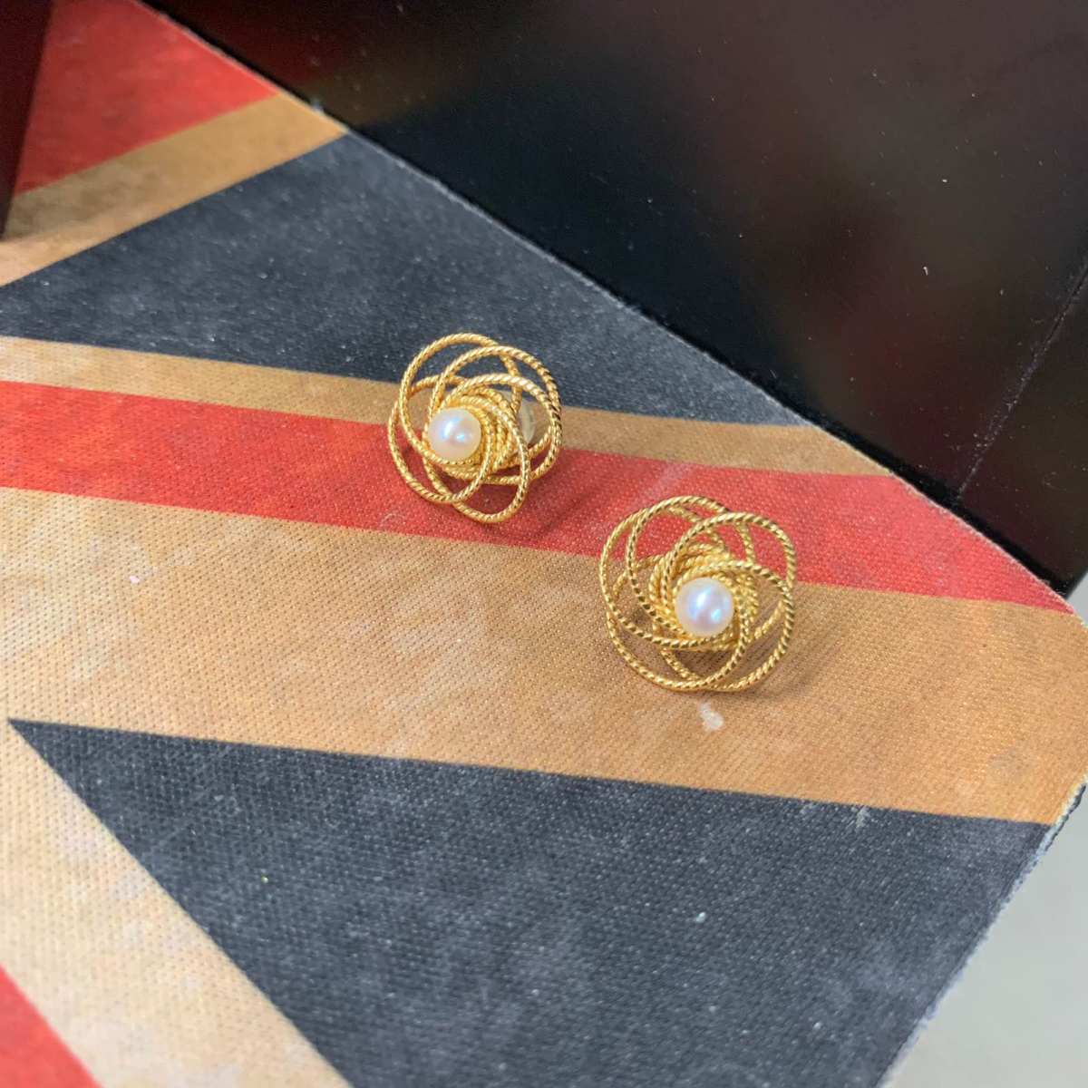 珍珠花朵耳钉  ✨一款很有设计感的耳钉，花边是合金金属的，缠