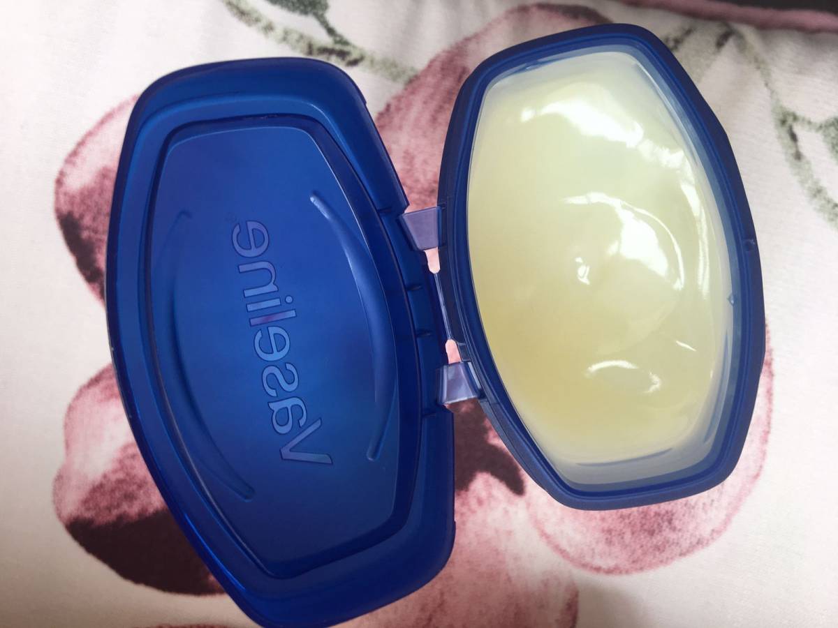 秋冬的时候肌肤非常干燥，尤其是脚后跟，像是起皮一样很粗糙，这