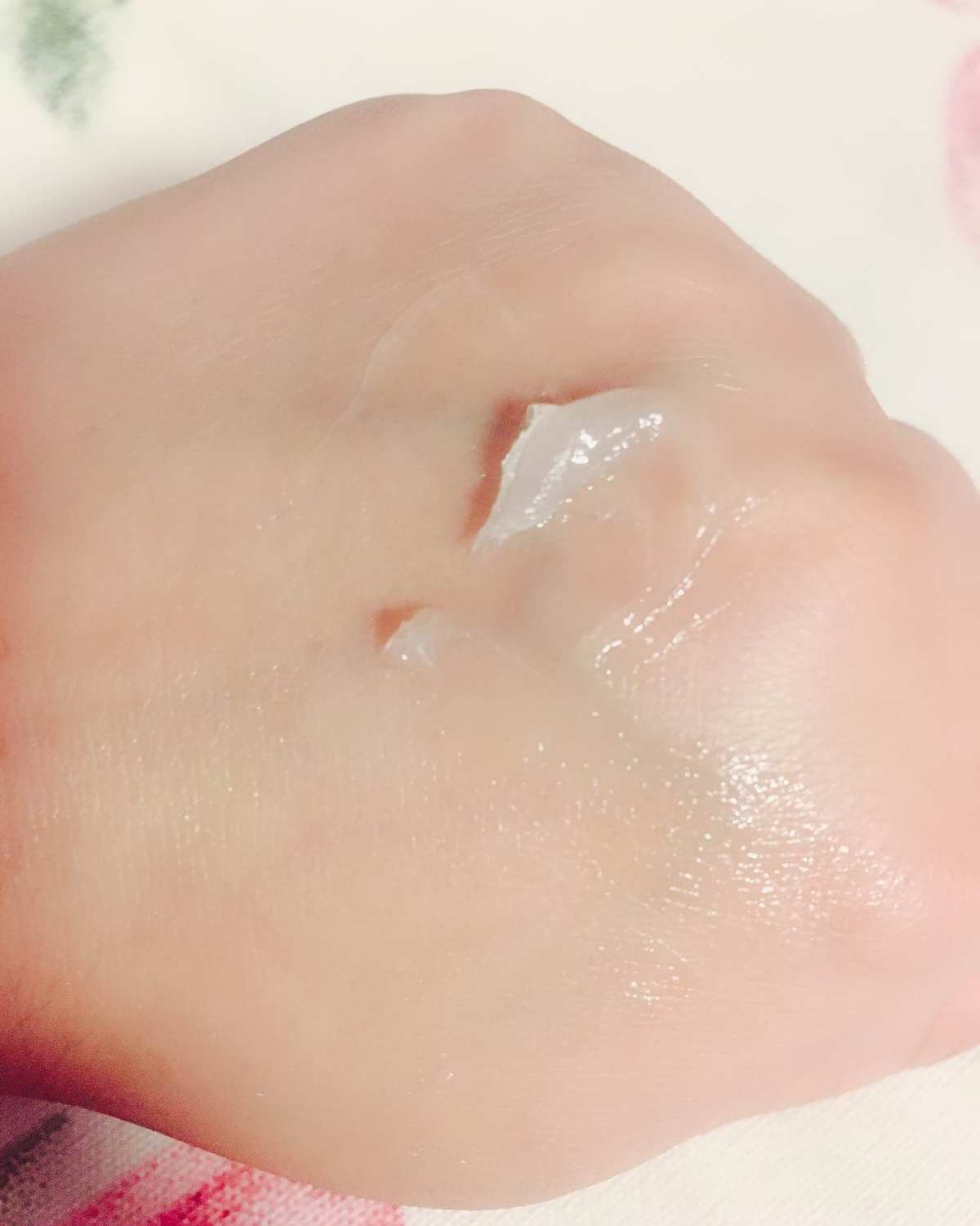 秋冬的时候肌肤非常干燥，尤其是脚后跟，像是起皮一样很粗糙，这