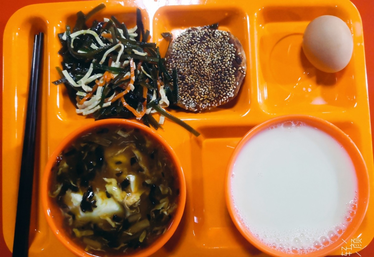 🌟秋膘大作战 早餐豆腐脑，豆浆，鸡蛋，麻将烧饼，海带凉菜 