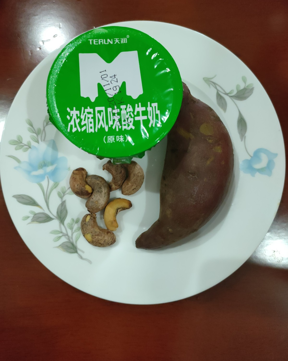 秋膘大作战打卡第21天，早上仍然是一大杯温开水，一杯酸奶+红