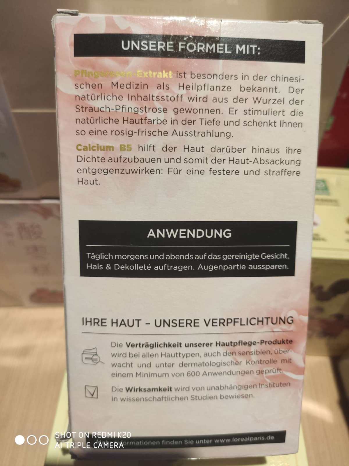 这款牡丹面霜包含日霜晚霜各一件，富含牡丹花根萃取和离子钙，可