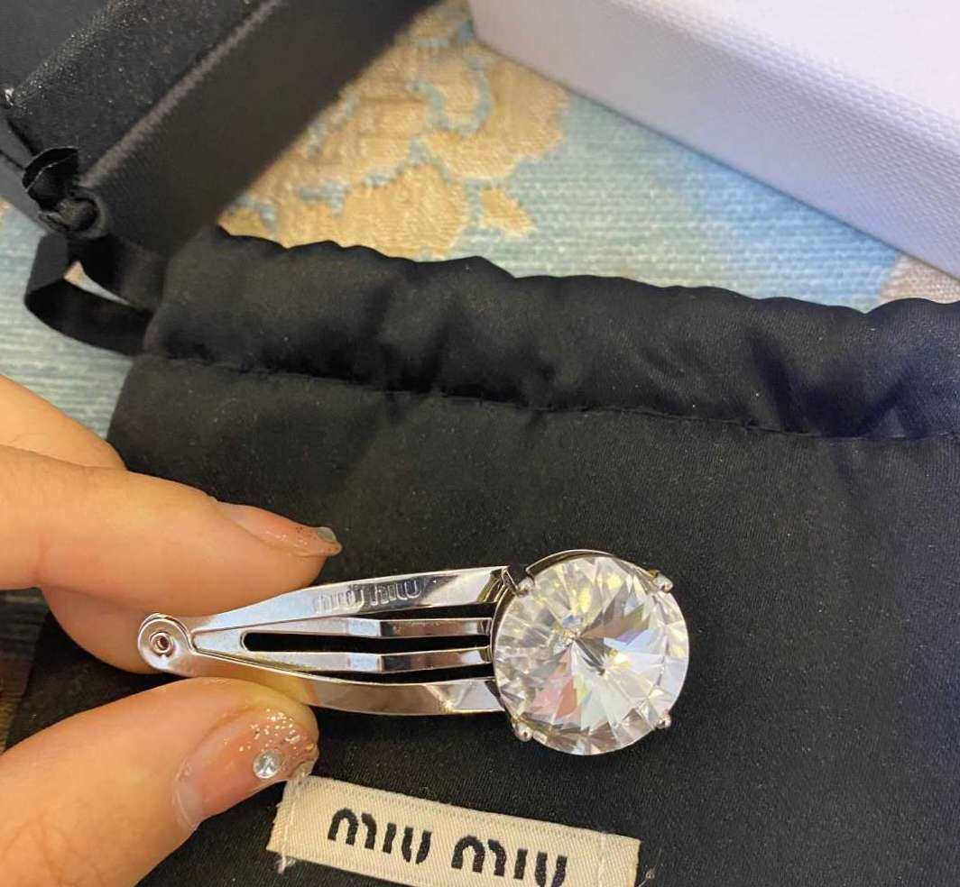 最美发夹miumiu 有大号和小号的，感觉大号略微显得笨重，