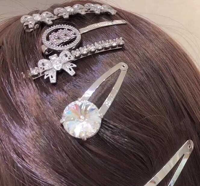 最美发夹miumiu 有大号和小号的，感觉大号略微显得笨重，