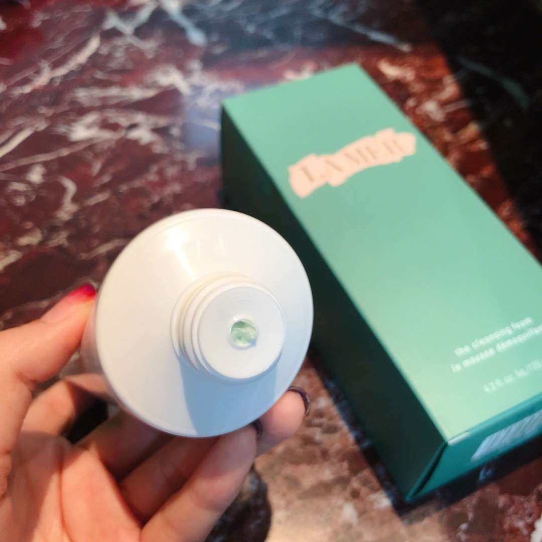 开箱✨昨天刚收到的，晒一下新入手的海蓝之谜洗面奶   趁着黑