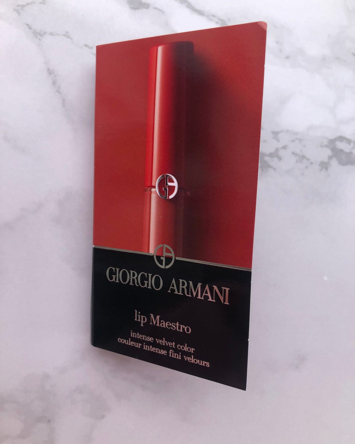 试色卡和香水 ❤️丝芙兰开箱送的小样，摸着质感挺好的哈哈哈�