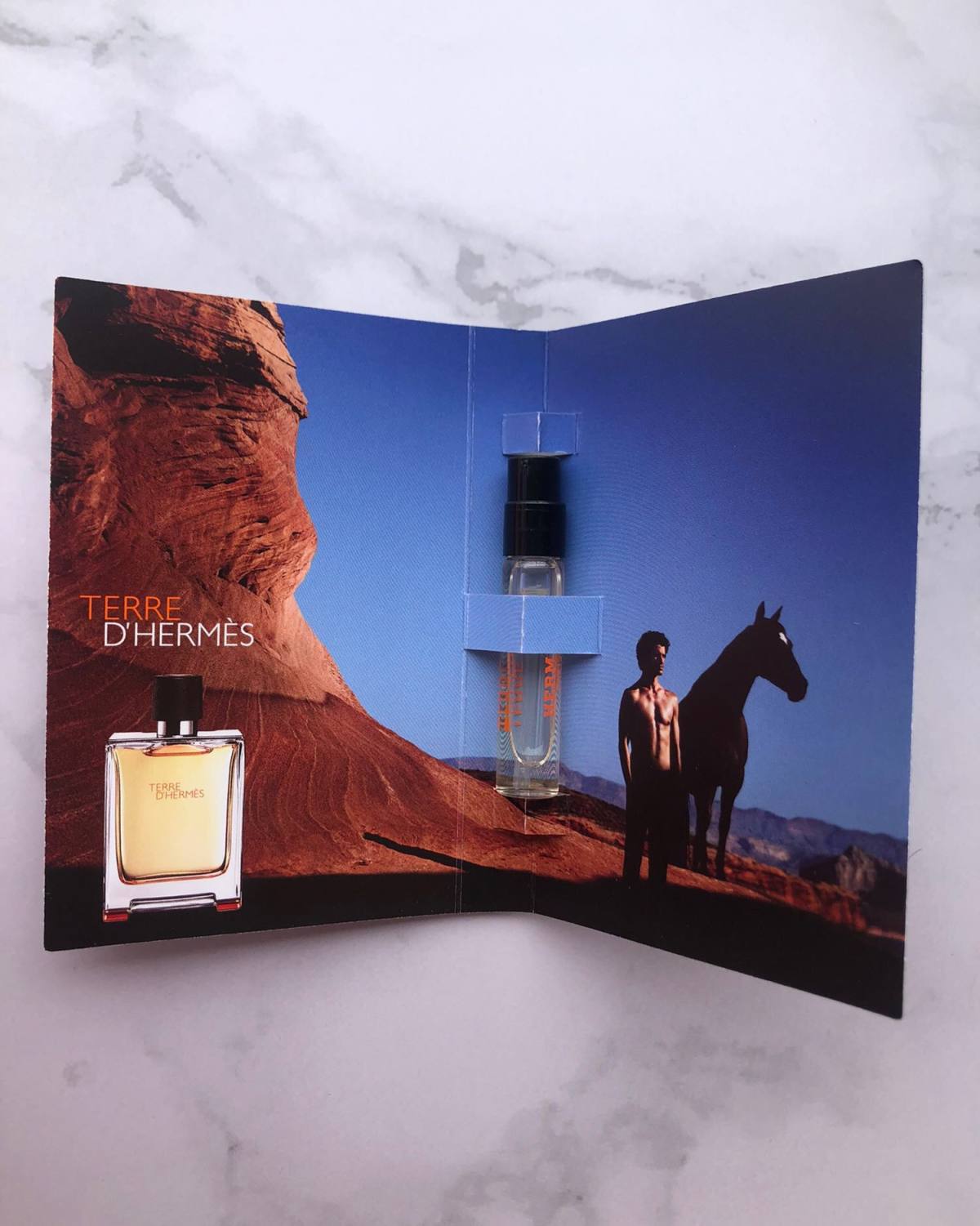 试色卡和香水 ❤️丝芙兰开箱送的小样，摸着质感挺好的哈哈哈�