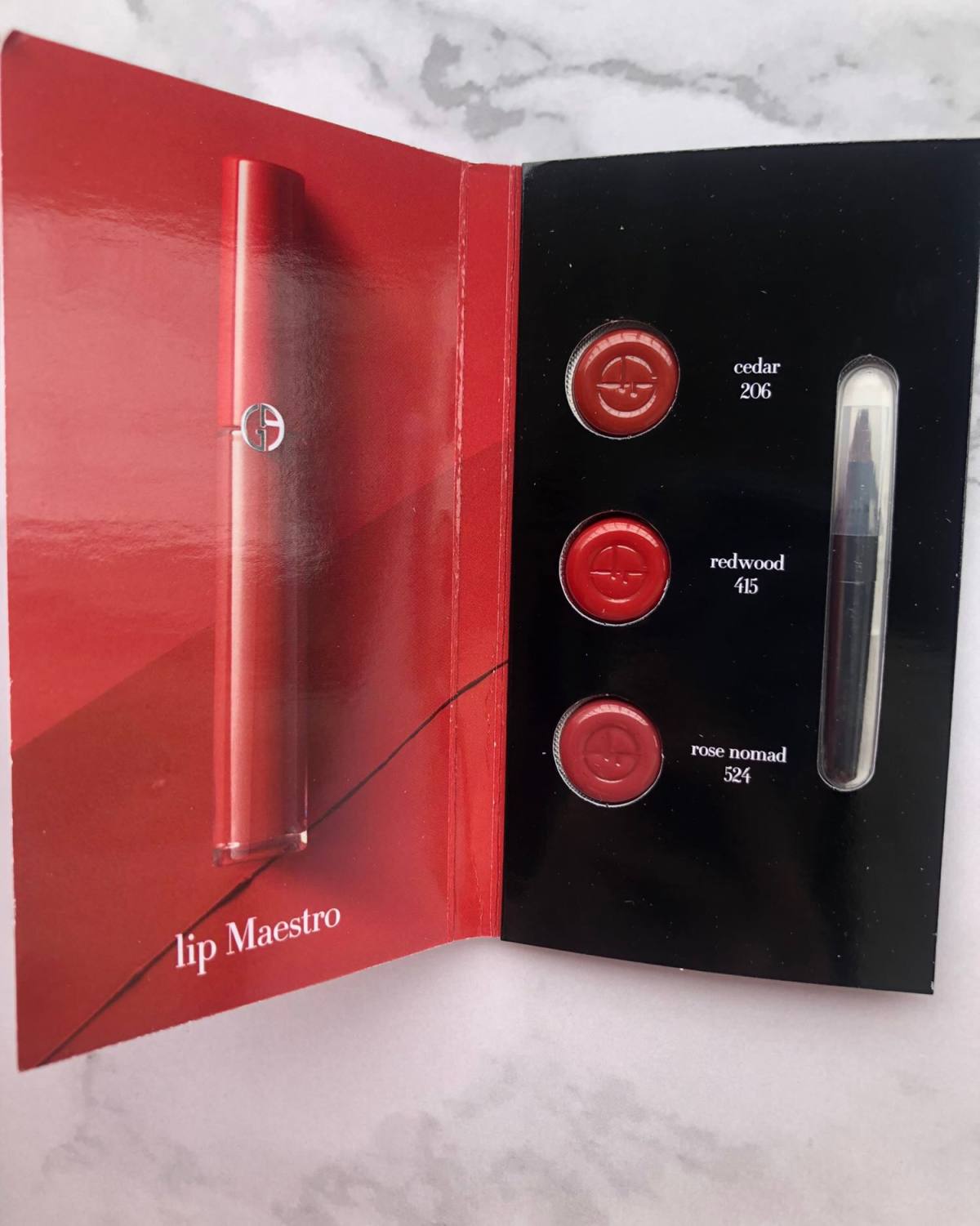 试色卡和香水 ❤️丝芙兰开箱送的小样，摸着质感挺好的哈哈哈�